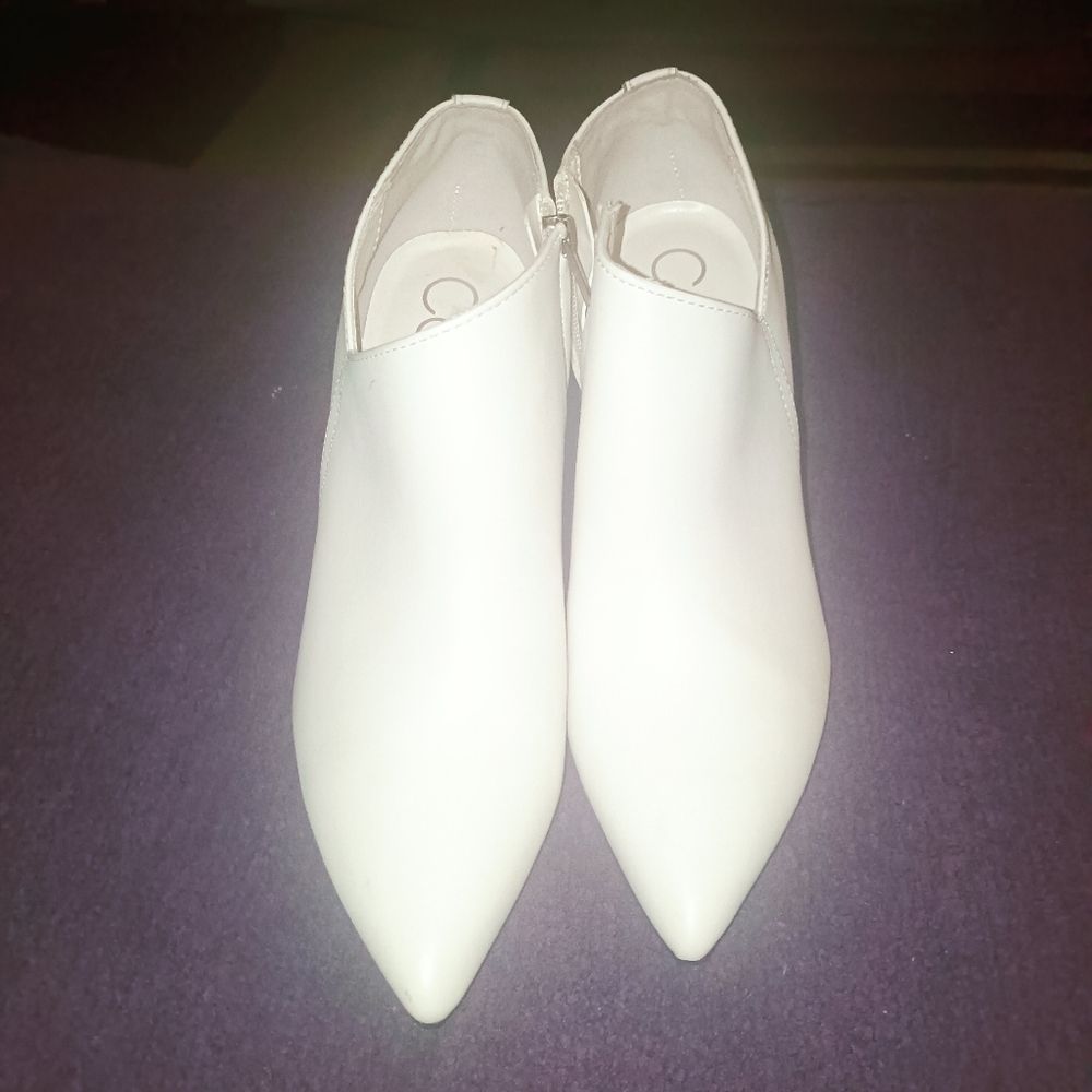 Calvin Klein ivory ankle booties.